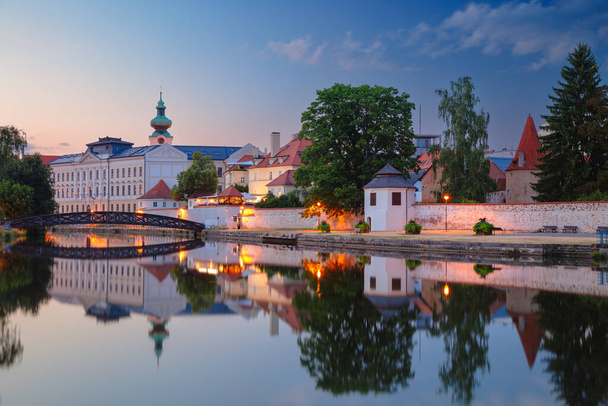 Ceske Budejovice, Cseh Köztársaság. Városkép Ceske Budejovice belvárosáról, Csehországról, a város tükröződésével a Malse folyóban a nyári naplementében. - Fotó, kép