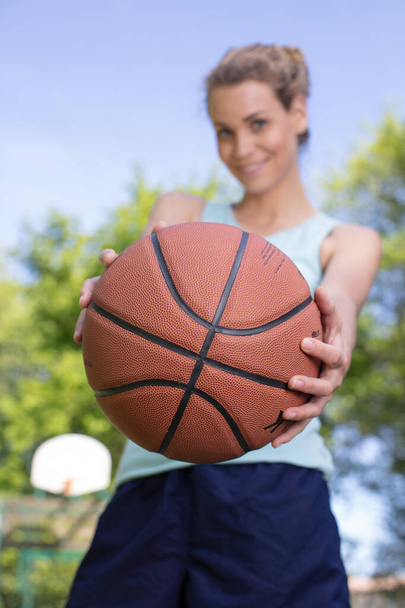 happy woman with basket ball - Foto, afbeelding