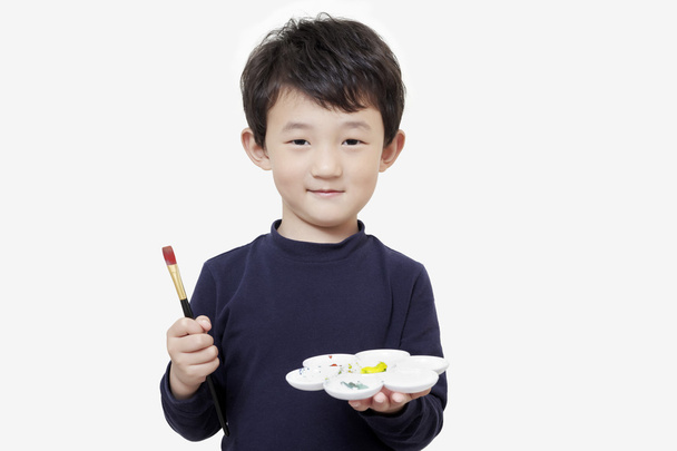 Asyalı çocuk çocuk boyama fırça ve renk paleti ile tutar - Fotoğraf, Görsel