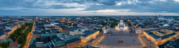 Vista panoramica della Cattedrale di Helsinki illuminata e delle luci della città all'alba. Foto di alta qualità - Foto, immagini