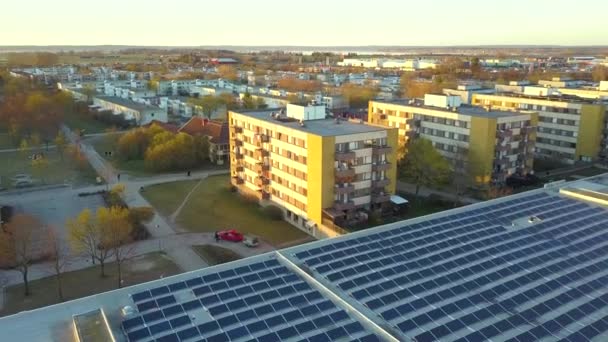 Produzione di energia sostenibile. Pannelli solari fotovoltaici elettrici installati sul tetto dell'edificio del centro commerciale per la produzione di elettricità ecologica verde. - Filmati, video