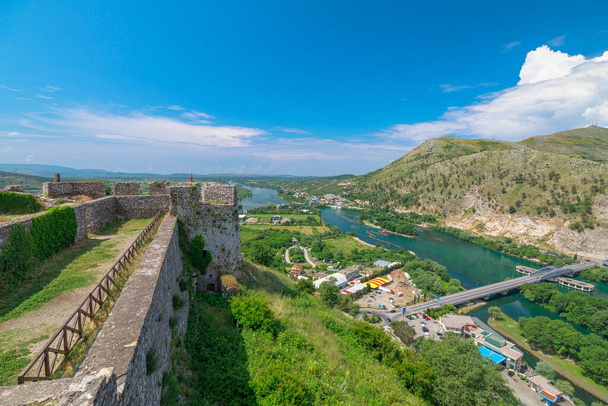 Castelo de Rozafa vistas deslumbrantes, e lendas, Castelo de Rozafa continua a ser um destino popular para entusiastas da história e turistas que procuram mergulhar em Albanias passado e beleza natural. - Foto, Imagem