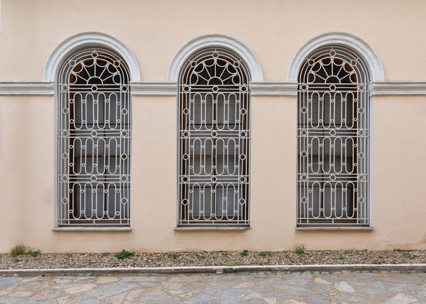 Τρία παρακείμενα διακοσμημένα σιδερένια τοξωτά παράθυρα στην αυλή του Dolmabahce Palace, περιοχή Μπεσίκτας, Κωνσταντινούπολη, Τουρκία - Φωτογραφία, εικόνα