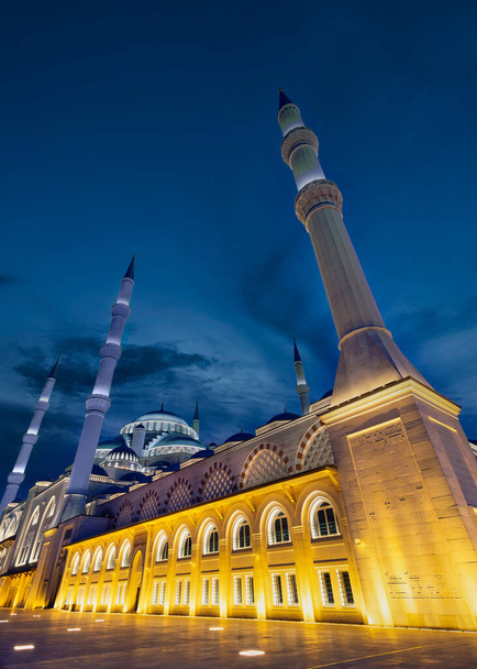 2019 yılında, İstanbul 'un Uskudar ilçesindeki Camlica tepesinde bir bahar günü inşa edilen, İslam ibadeti için modern bir kompleks olan Buyuk Camlica Camii' nin düşük açılı gece görüntüsü. - Fotoğraf, Görsel