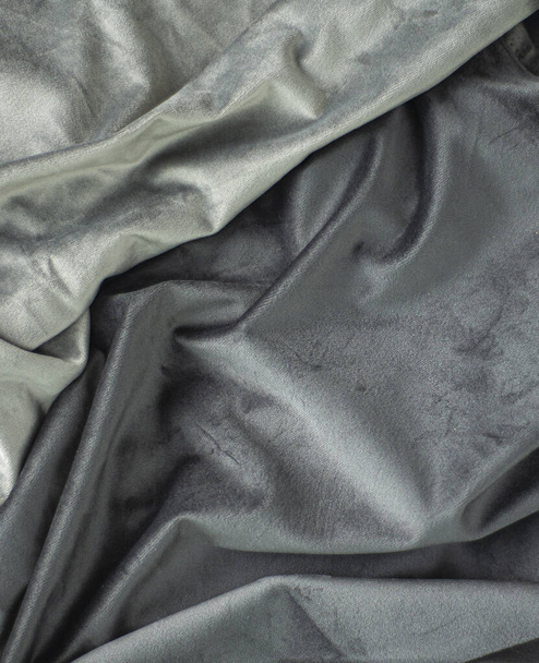 šedý samet se záhyby, tmavý a lehký textil, luxusní hedvábné tkaniny pozadí a kopírovací prostor - Fotografie, Obrázek