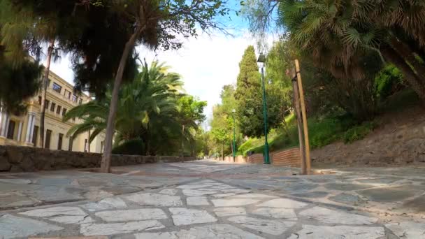 MALAGA, SPANIEN - 17. JULI 2023: Straße nach Castillo de Gibralfaro an einem bewölkten Sommertag in Málaga, Spanien am 17. Juli 2023 - Filmmaterial, Video