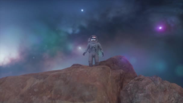 Un astronaute debout sur un rocher sur une planète extraterrestre. Les voyages futuristes ou spatiaux. - Séquence, vidéo