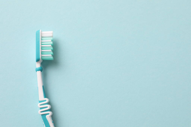 cepillo de dientes y fondo blanco - Foto, Imagen