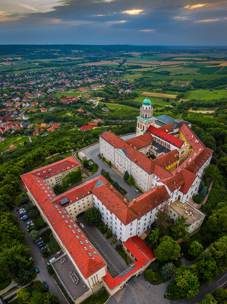 Pannonhalma, Ungheria Veduta aerea panoramica della bellissima Abbazia Benedettina Millenaria di Pannonhalma (Pannonhalmi Apatsag) con cielo azzurro e fogliame verde d'estate - Foto, immagini