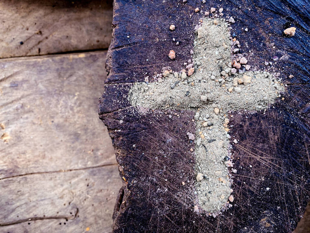 Lent Season, Μεγάλη Εβδομάδα, Ash Wednesday και Μεγάλη Παρασκευή Concepts - σταυρός στάχτης σε μωβ vintage φόντο. Στοκ φωτογραφία. - Φωτογραφία, εικόνα