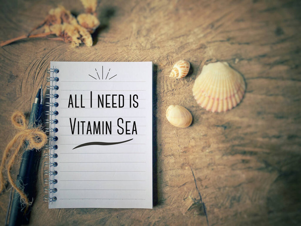 Cita inspiradora y motivadora. Todo lo que necesito es vitamina mar texto escrito en cuaderno en fondo vintage. - Foto, imagen