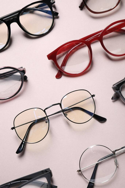 Many different stylish glasses on light grey background, flat lay - Fotografie, Obrázek