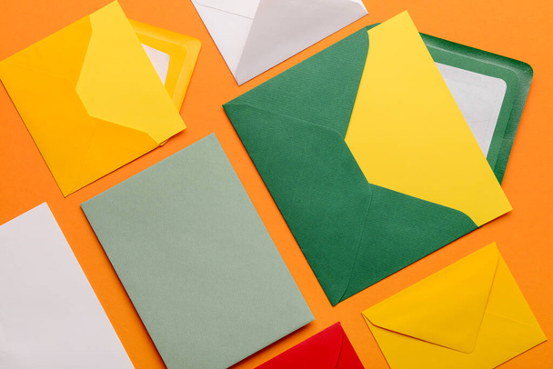 Ensemble de différentes enveloppes avec des cartes vierges sur fond couleur, gros plan - Photo, image
