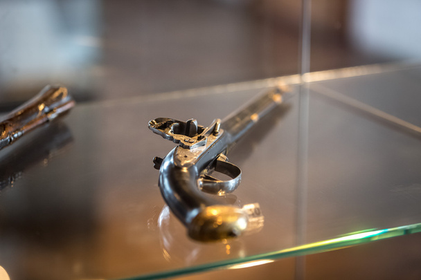 Πλάνο closeup της παλιό πιστόλι με ξύλινη λαβή - Φωτογραφία, εικόνα