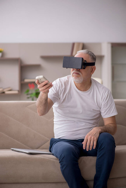 Starý muž těší virtuální brýle doma - Fotografie, Obrázek