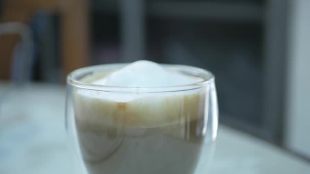 Pak een kopje verse cappuccino koffie met warme schuimende melk zeepbel voor ontbijt drankje - Video