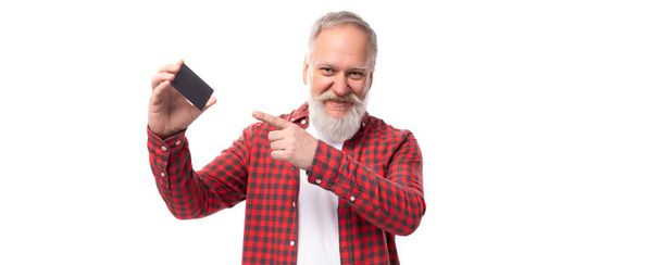 bell'uomo in pensione anni 60 con barba bianca e baffi che mostrano carta di credito. - Foto, immagini