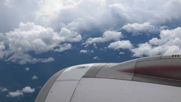 Uçarken uçak motorlu uçak penceresinden görüntüler. ulaşım tatili doğal arka plan. Mavi gökyüzü ve uçak penceresinden beyaz bulut. - Video, Çekim