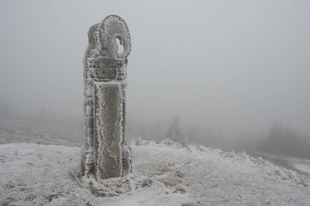 Зимовий пейзаж заморожений ліс, скандинавська статуя в горах Кралікі Снеснік Чехія - Фото, зображення