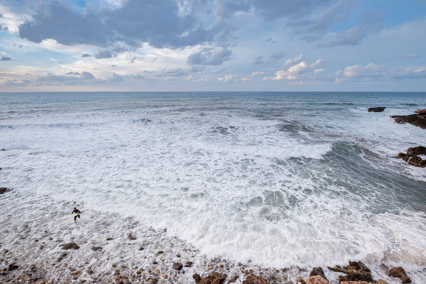 surferzy czekający na falę na plaży Son Bunyola, Port des Canonge, Banyalbufar, Majorka, Hiszpania - Zdjęcie, obraz