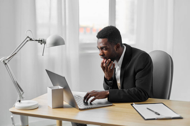 コンピュータ男学生ラップトップフリーランサーオフィスのキャリア アフリカの人間を使用して探している現代企業の仕事 黒人オンライン労働者フリーランスのアメリカの技術教育 - 写真・画像