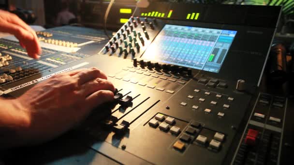 Sound mixer in club - Video