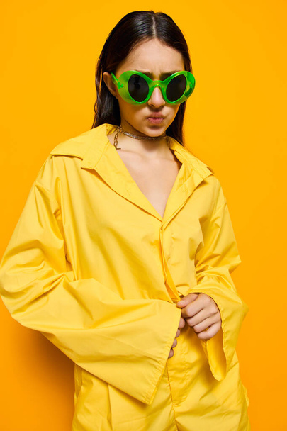 солнцезащитные очки женщина модель моды девушка радость человек романтический фон желтый счастливый кавказский радостный образ жизни молодой привлекательный стильный стильные очки женщина - Фото, изображение