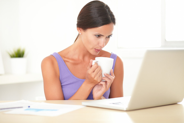 Krásná dáma drží hrnek kávy při práci - Fotografie, Obrázek