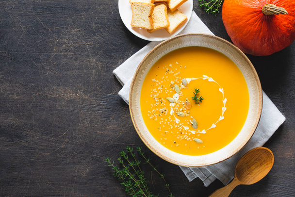 Roasted pumpkin and carrot soup with pumpkin  and hemp seeds. Pumpkin traditional soup with creamy silky texture - Valokuva, kuva