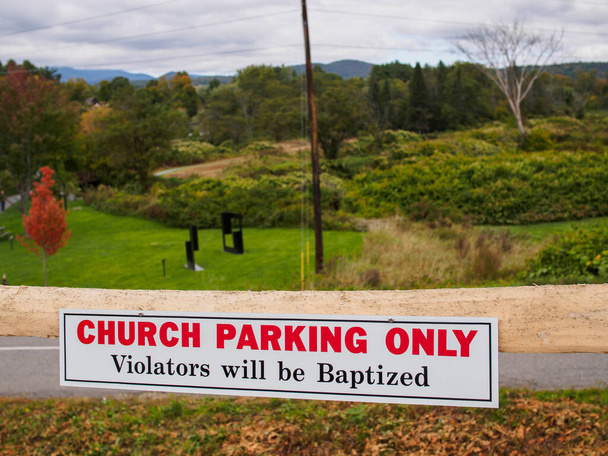 Zabawny znak przed kościołem w Stowe, Vermont, USA, z górami w tle "Kościół parking tylko naruszyciele zostaną ochrzczeni" - Zdjęcie, obraz