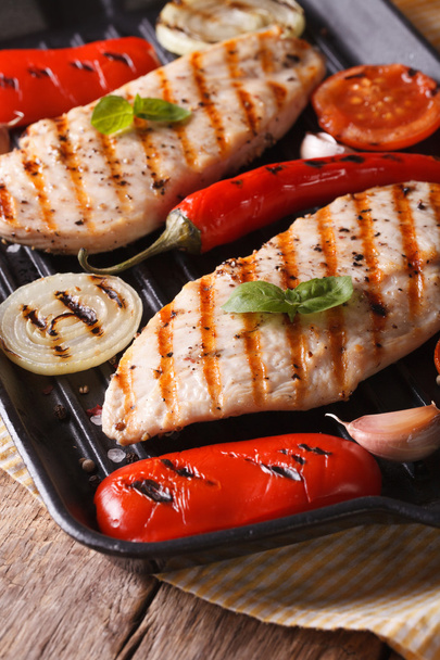 Gorące piersi z kurczaka z warzywami w pionie patelni grill - Zdjęcie, obraz