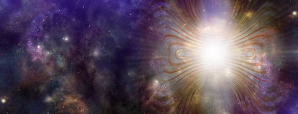 深宇宙コンセプトバックグラウンドでエネルギー波現象-深宇宙に放射する右側の巨大な美しい反響エネルギー光波    - 写真・画像