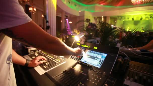 Sound mixer in club - Πλάνα, βίντεο