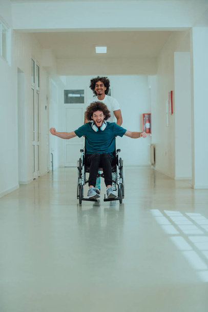 Afro-americký nemocniční technik soucitně naviguje nemocniční chodby, tlačí svého kolegu na invalidním vozíku, symbolizuje jednotu, podporu a inkluzivitu.  - Fotografie, Obrázek