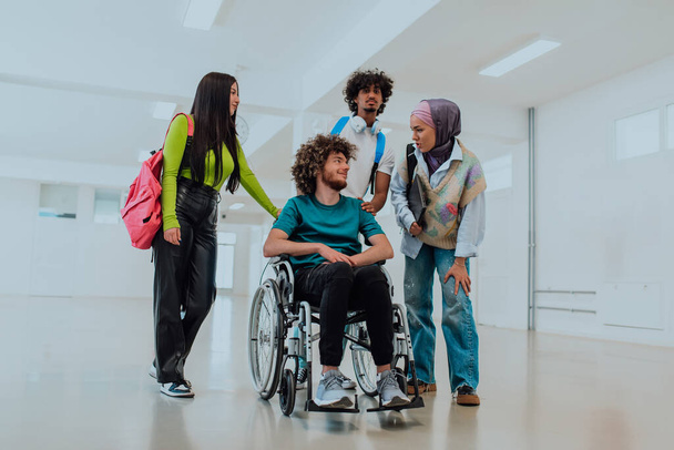 In een moderne universiteit lopen een diverse groep studenten, waaronder een Afro-Amerikaanse student en een hijab-dragende vrouw, samen in de gang, begeleid door hun rolstoelgebonden collega. - Foto, afbeelding