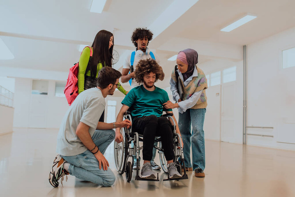 Em uma universidade moderna, um grupo diversificado de estudantes, incluindo um estudante afro-americano e uma mulher vestindo hijab, caminham juntos no corredor, acompanhados por seu colega de cadeira de rodas. - Foto, Imagem