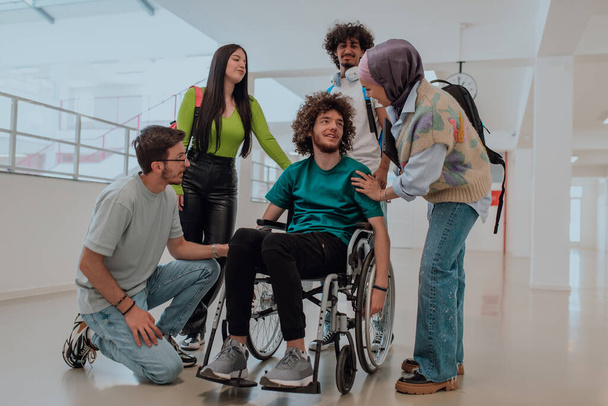 In einer modernen Universität geht eine bunt gemischte Gruppe von Studenten, darunter ein afroamerikanischer Student und eine Hidschab tragende Frau, in Begleitung ihres an den Rollstuhl gebundenen Kollegen gemeinsam durch den Flur.. - Foto, Bild