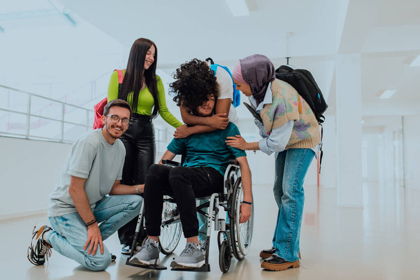 Σε ένα σύγχρονο πανεπιστήμιο, μια ποικιλόμορφη ομάδα φοιτητών, συμπεριλαμβανομένου ενός Αφροαμερικανού φοιτητή και μιας γυναίκας που φοράει χιτζάμπ, περπατούν μαζί στο διάδρομο, συνοδευόμενοι από τον συνάδελφό τους με αναπηρικό καροτσάκι.. - Φωτογραφία, εικόνα