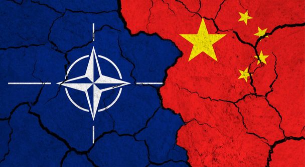 Флаги НАТО и Китая на треснувшей поверхности - политика, концепция отношений - Фото, изображение