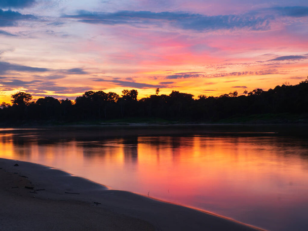 Napkelte a homokos tengerparton a Javari folyónál, az Amazonas folyó mellékfolyójánál, a holtszezonban. Amazónia. Selva Brazília és Peru határán. Dél-Amerika. - Fotó, kép