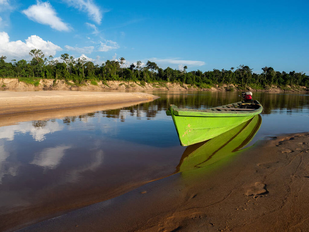 Fából készült hajók a homokos tengerparton a Javari folyónál, az Amazonas folyó mellékfolyójánál, a holtszezonban. Amazónia. Selva Brazília és Peru határán. Dél-Amerika. Dos Fronteras-szigetek. - Fotó, kép