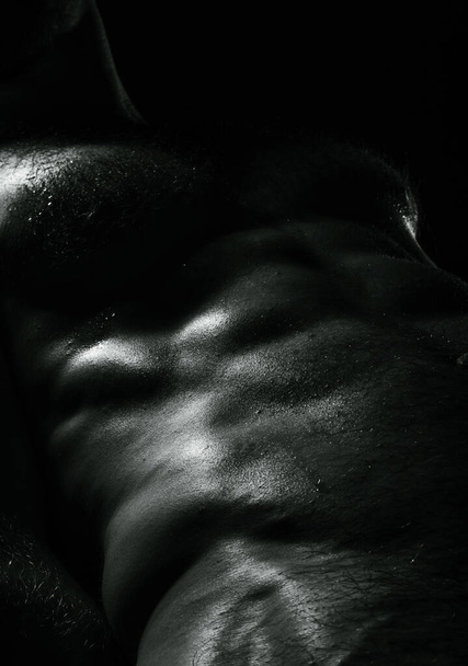 ασπρόμαυρη φωτογραφία γυμνού αθλητικού ανδρικού σώματος - Φωτογραφία, εικόνα