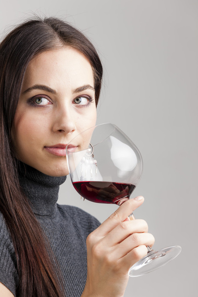 Молода жінка п'є червоне вино
 - Фото, зображення