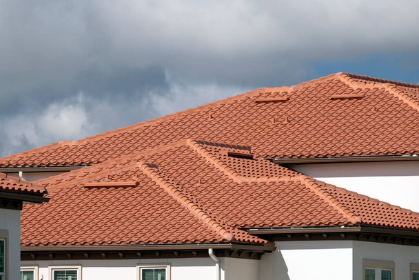 Střecha domu pokrytá žlutými keramickými šindely. Krytí obytného činžovního domu. - Fotografie, Obrázek