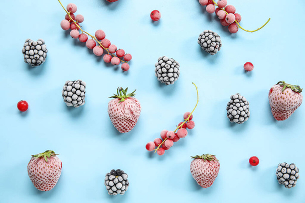 Заморожені ягоди на синьому фоні - Фото, зображення