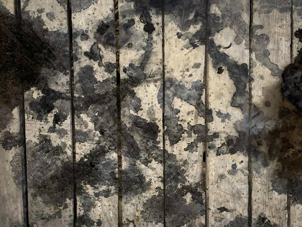 fotografia brudnej ściany z drewnianą podłogą i hydrantem przeciwpożarowym, deski drewniane z brudną farbą i zardzewiałą powierzchnią. - Zdjęcie, obraz