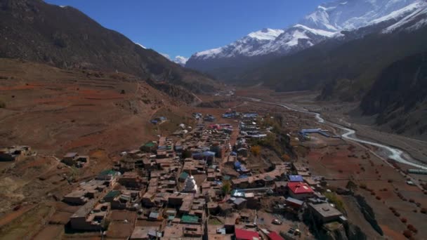 ヒマラヤ山脈の背景を持つマナン村の屋上を飛ぶ航空機. ネパールのゲストハウスには建築とコミュニティのコンセプトがあります. ネパールのトレッキング先 - 映像、動画