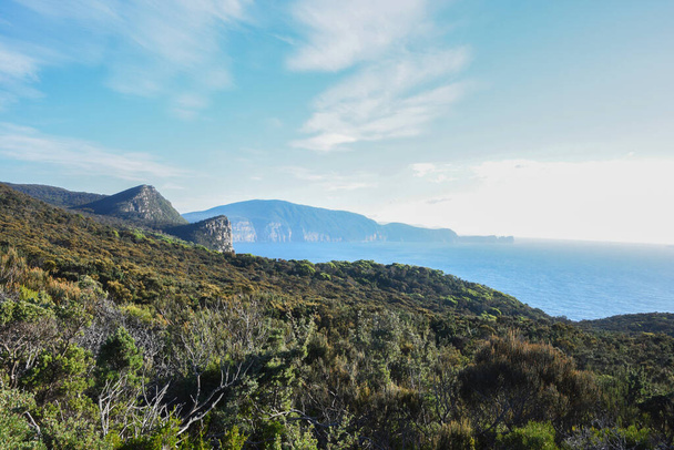 ritratto paesaggistico di sentieri escursionistici lungo il pilastro del promontorio, ad eccezione del trekking a tre promontori in Tasmania, Australia. - Foto, immagini