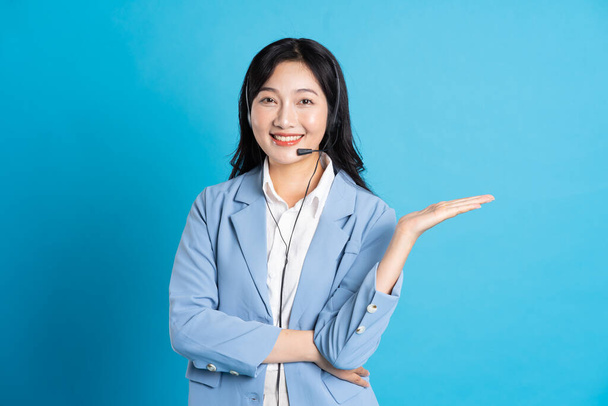 muotokuva Aasian liiketoiminnan nainen poseeraa sinisellä taustalla - Valokuva, kuva