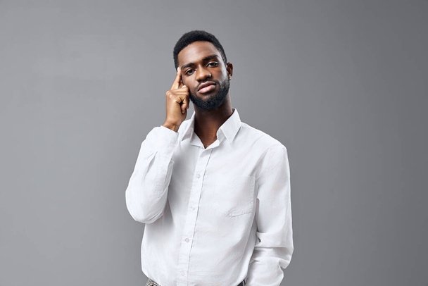 sorrir homem cópia de pé estúdio espaço adulto masculino americano preto branco africano anúncio humano feliz posando africano casual emoção camisa confiante jovem - Foto, Imagem